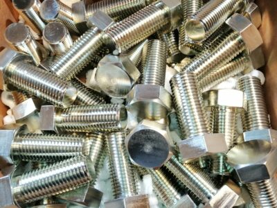 hammasrattad, hoorattad, võllid, puksid, flantsid, sidurikomponendid ning muud eritellimusel metallist varuosad